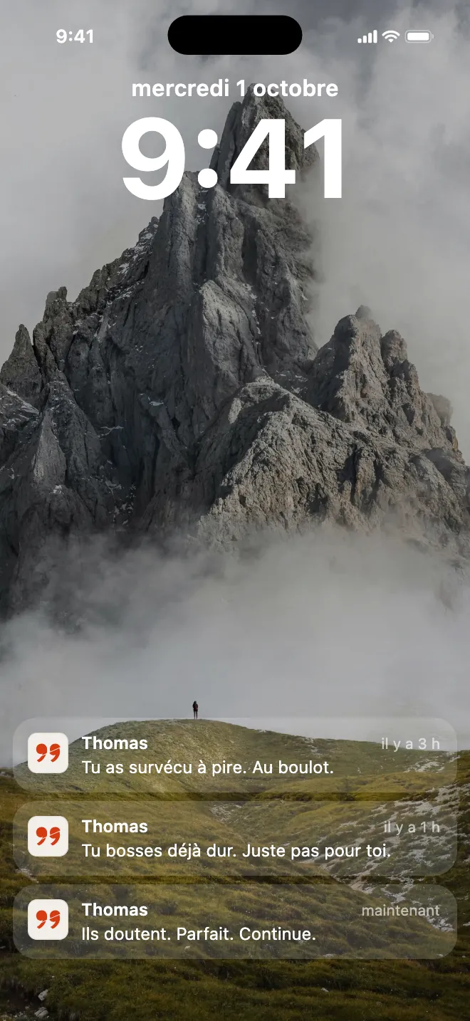 Écran verrouillé, une montagne en fond, avec trois notifications Revanch signées Thomas, chacune portant une phrase.